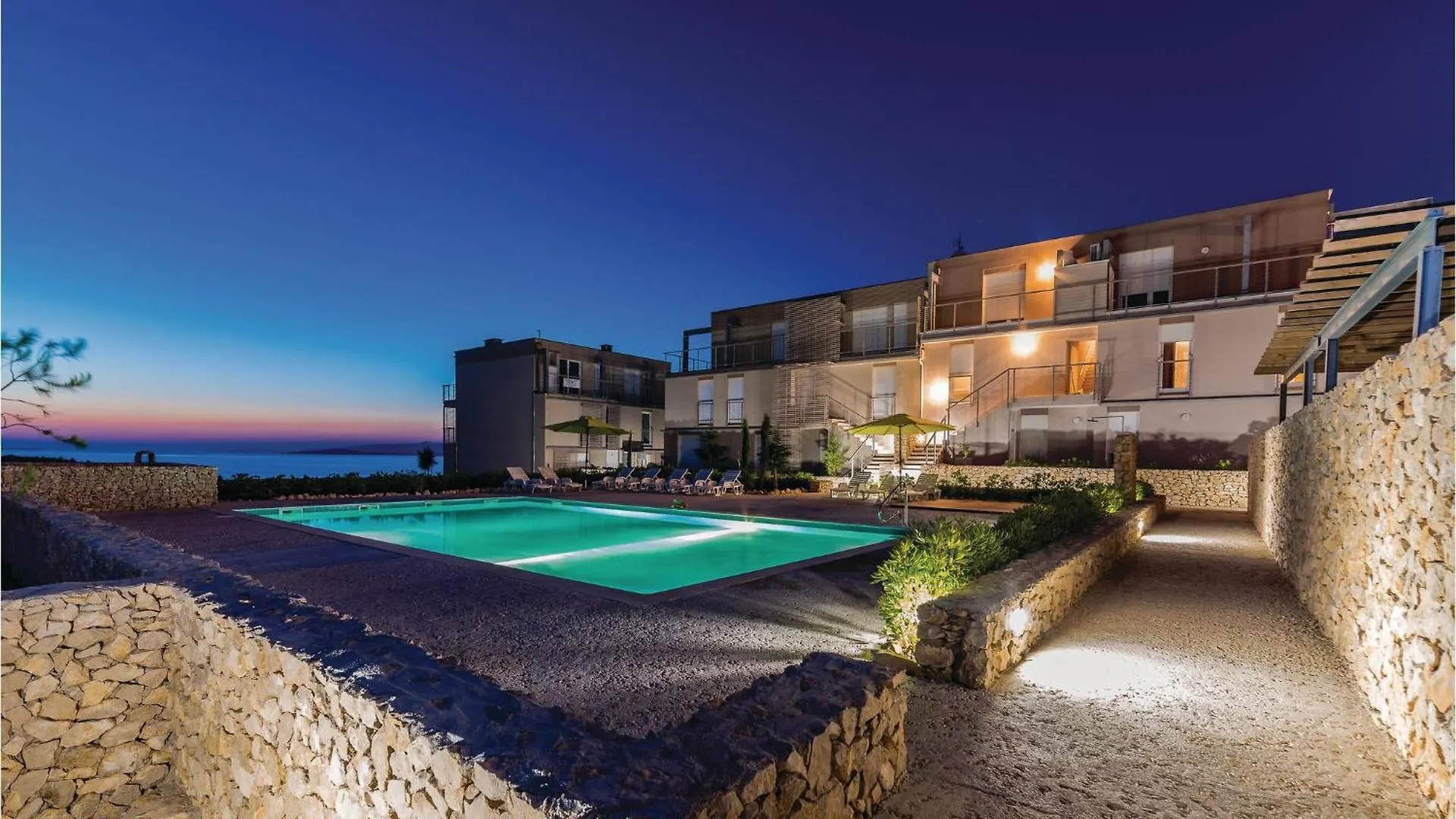 Cozy Apartment In Povljana With House Sea View