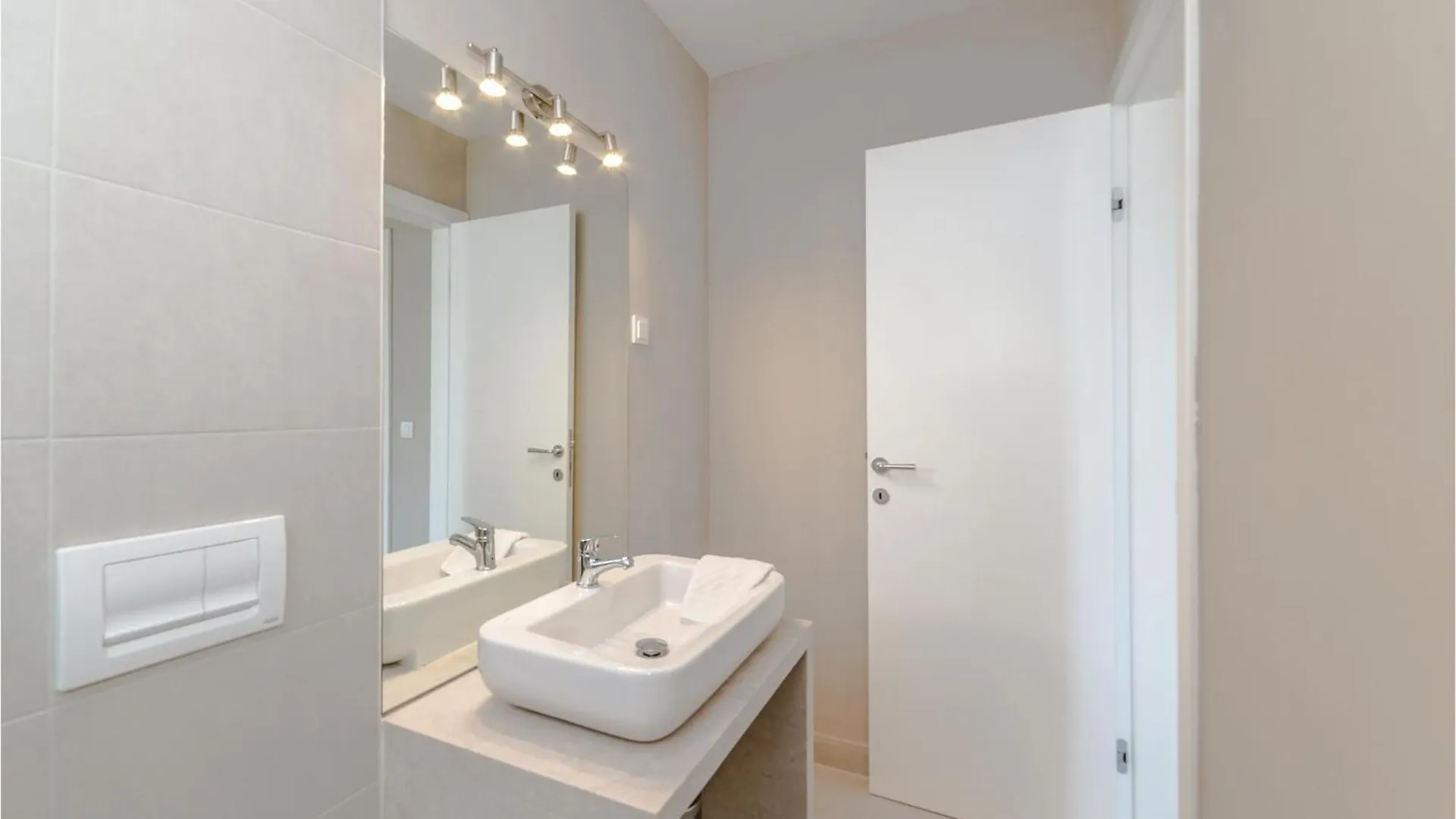 Cozy Apartment In Povljana With House Sea View